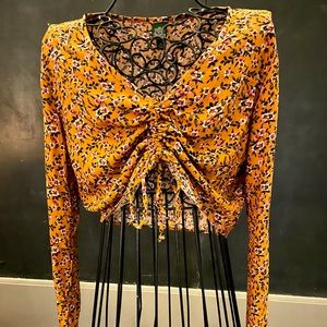 Wild Fable lightweight top. adjustable cinch bottom.